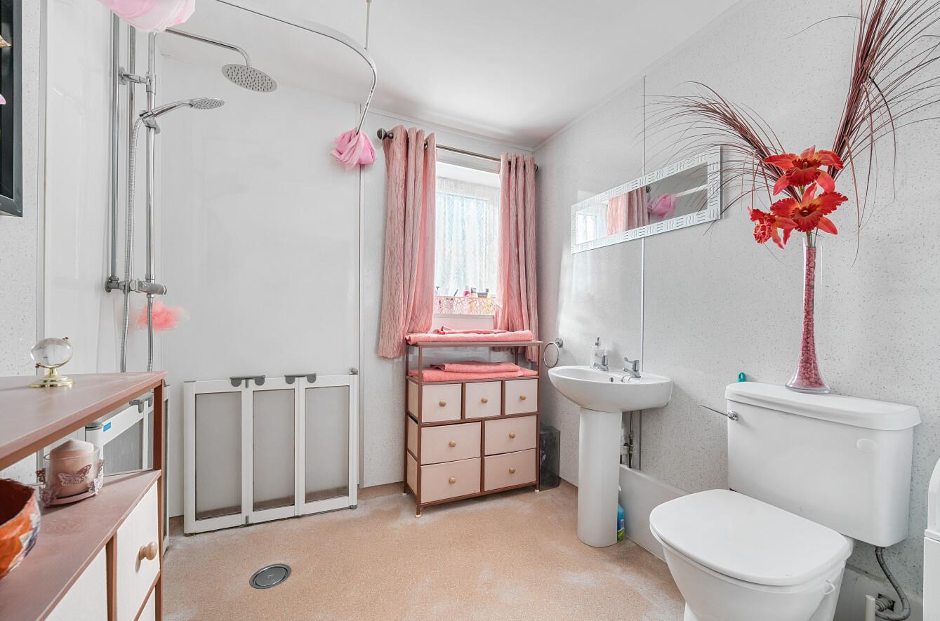 Vera Road, Clydach, Swansea, SA6 5QE